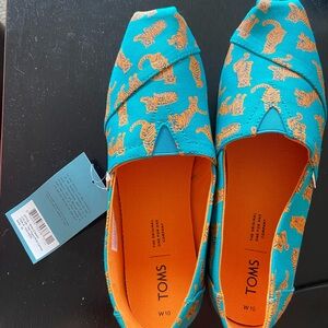 TOMS Women's Teal and Orange Tiger Print Shoes, Size 10 🐅🐅